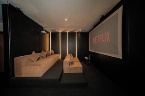 50 インチのスマートテレビ (デジタル放送視聴可)、Netflix、ストリーミングサービス