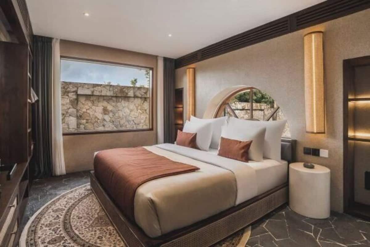 Premium bedding, minibar, bed sheets