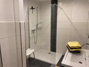 Douche, sèche-cheveux, serviettes fournies