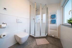 シャワー、ヘアドライヤー、タオル