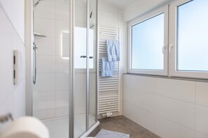 Shower, hair dryer, towels - Apartment 'Birnau' with Lake View and Wi-Fi (Hagnau)