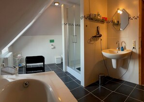 Shower, hair dryer, towels - Holiday Home 'Immerlicht Norddeich S-H' with Private Terrace, Private Garden and Wi-Fi (Norddeich)