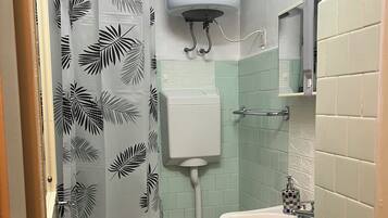 Secador de cabelo, toalhas de banho, sabonete, shampoo