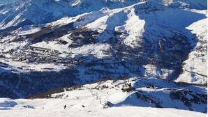 A snow-covered mountain landscape with a ski resort. - Carlotta whole apartment (Borgata Sestriere)