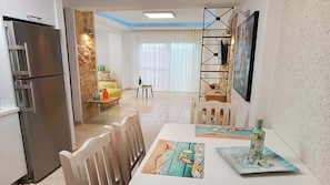 Căn hộ Deluxe | Khu phòng khách | Smart TV 32-inch có truyền hình kỹ thuật số