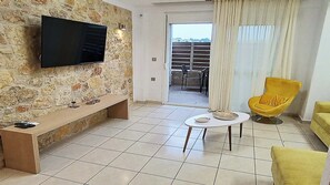 Family Apartment | Khu phòng khách | Smart TV 32-inch có truyền hình kỹ thuật số