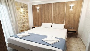 Blackout drapes, iron/ironing board, free cribs/infant beds, travel crib - Anastasia's Luxury Suites (Nea Propontida)