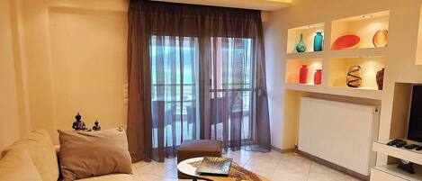 Superior-Apartment, Balkon | Wohnbereich | 32-Zoll-Smart-TV mit Digitalempfang