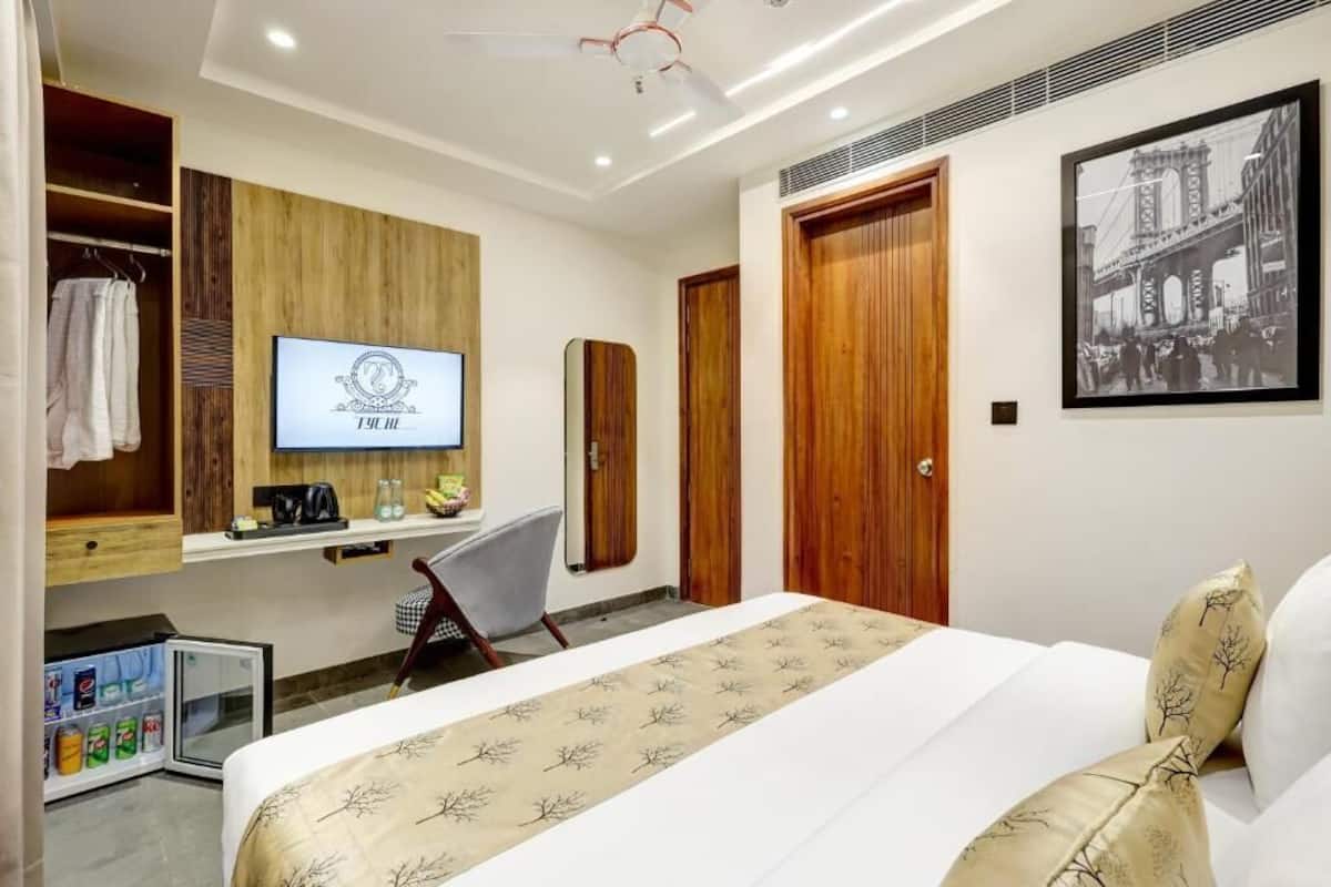 Premier - with One way airport transfers | Egyptian cotton sheets, premium bedding, free minibar, in-room safe