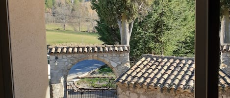 Chambre Deluxe Double ou avec lits jumeaux, vue cour intérieure | Vue de la chambre