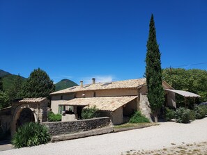 Vista frontal de la propiedad