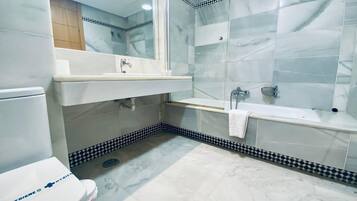 Classic Apartment, 3 Bedrooms | Bathroom | Bathtub