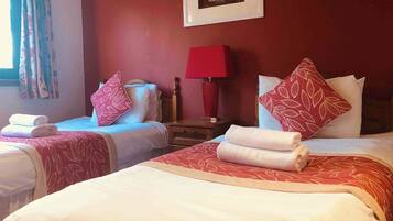 4 bedrooms, iron/ironing board, WiFi, bed sheets
