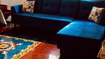 Room, 3 Bedrooms, Smoking | Living room