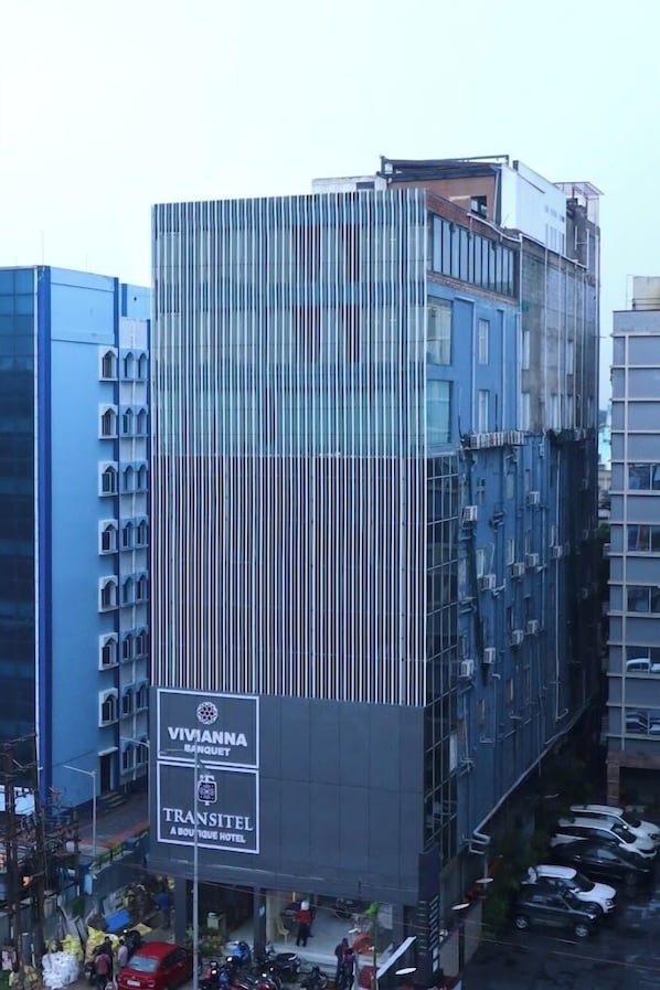 A modern building with a prominent sign for Vivianna Banquet and Transitel Boutique Hotel. - Transitel A Boutique Hotel (Barasat)