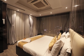Premium bedding, down duvets, memory-foam beds, in-room safe - Transitel A Boutique Hotel (Barasat)