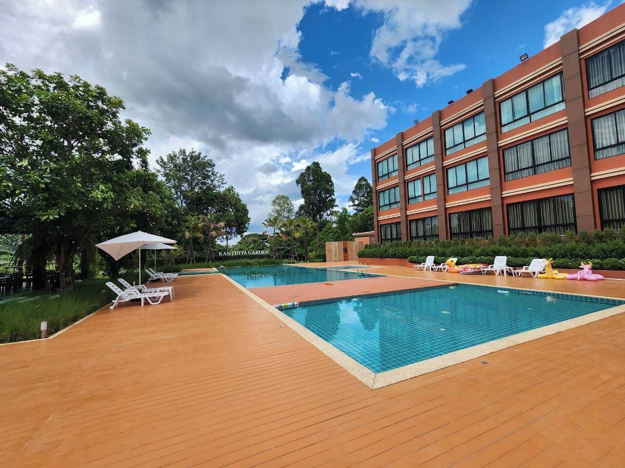 สระว่ายน้ำกลางแจ้ง เปิด 18:00 น. ถึง 21:00 น., คาบาน่าฟรี