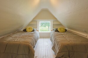 4 bedrooms, iron/ironing board, WiFi, bed sheets