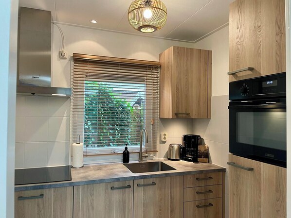 Fridge, microwave, oven, stovetop - Type An accommodation Holiday Park Campanula, WLAN (St. Maartenszee)