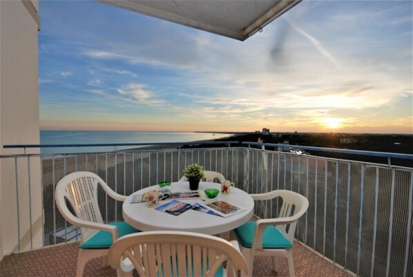 Outdoor dining - Sunset terrace escape by Beahost Rentals (Lignano Sabbiadoro)