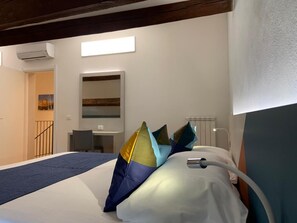 2 bedrooms, iron/ironing board, WiFi, bed sheets - Livorno Suite - In Borgo Apartment: comfortable stay near the sea! (Livorno)