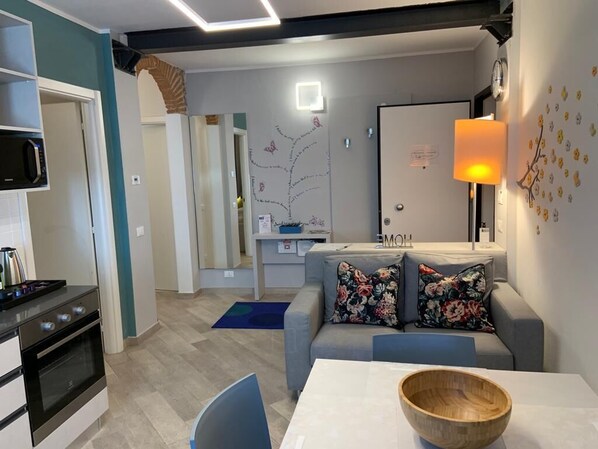 Interior - Livorno Suite - In Borgo Apartment: comfortable stay near the sea! (Livorno)
