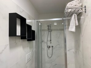 Dusche, Haartrockner, Bidet, Handtücher