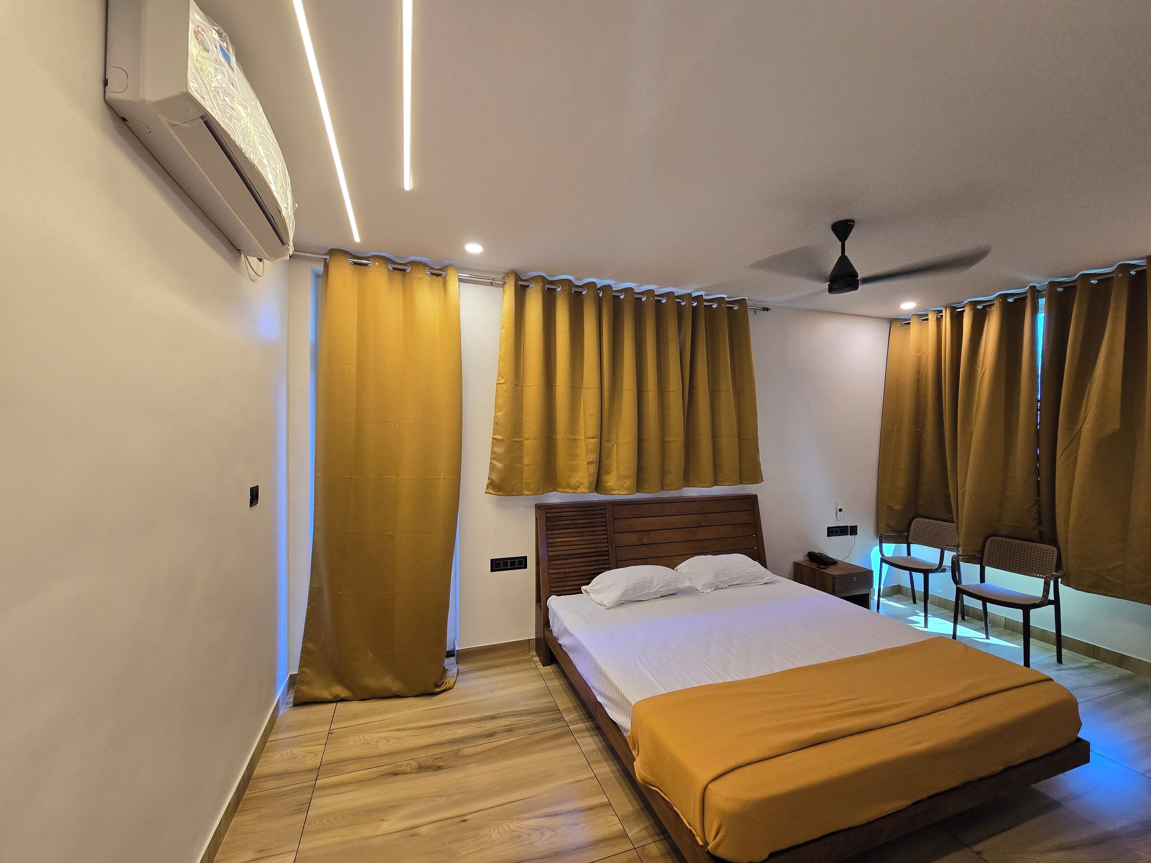 Desk, laptop workspace, iron/ironing board, free WiFi