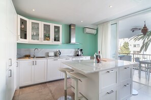 Kjøleskap, mikrobølgeovn, ovn og oppvaskmaskin