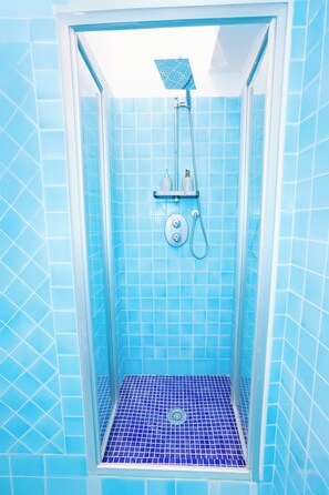 Douche, sèche-cheveux, bidet, serviettes fournies