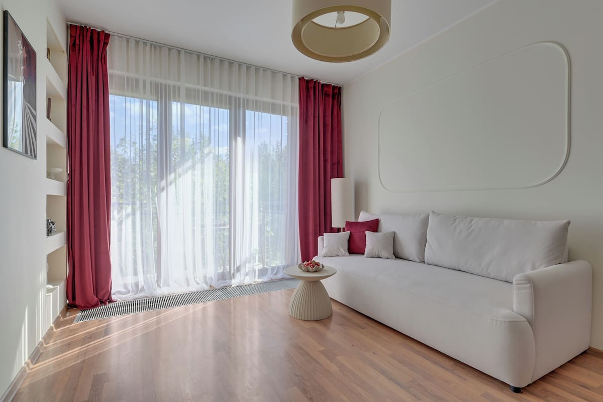 Apartamento superior, 2 habitaciones | Zona de estar | Televisión de pantalla plana de 50 pulgadas con canales por cable