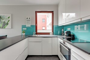Appartement Confort | Coin cuisine privé | Cafetière/bouilloire, bouilloire électrique, chaise haute, plancha