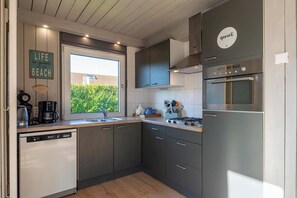 Kühlschrank, Mikrowelle, Herdplatte, Geschirrspüler