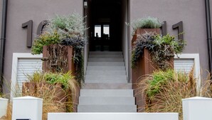 A building entrance with a staircase leading to a dark interior. - Nice apartment for 4 people with A/C, WIFI, TV and terrace (Ca' Savio)