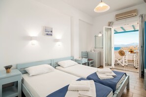 Double or Twin Room With Sea View | Safe på rommet, wi-fi (inkludert) og sengetøy