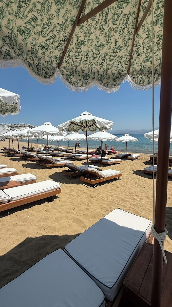 Private beach, sun loungers, beach umbrellas - Afroditi Studios & Villas (Paros)