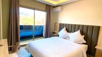 Minibar, skrivebord for bærbar PC og blendingsgardiner