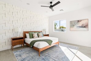 4 chambres, fer et planche à repasser, lit de bébé portatif