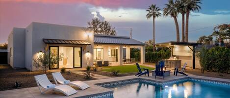 Una piscina al aire libre, una piscina climatizada