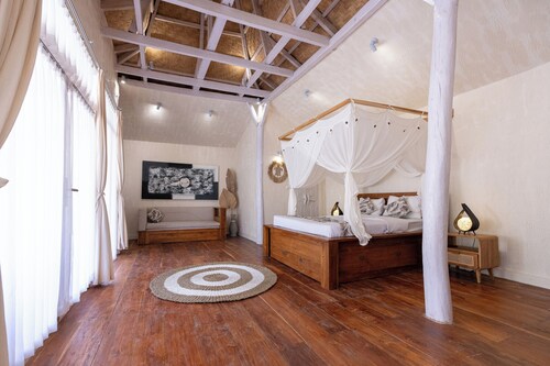 Traditional style Bungalow with modern amenities, only 10km from Walakiri Beach!