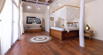 Traditional style Bungalow with modern amenities, only 10km from Walakiri Beach!