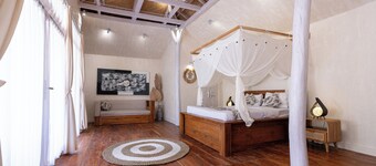 Traditional style Bungalow with modern amenities, only 10km from Walakiri Beach!