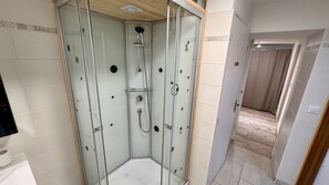 Shower, hair dryer - Le Jasmin 3pers Le Mont Dore (Mont-Dore)