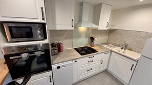 Kühlschrank, Mikrowelle, Ofen, Geschirrspüler