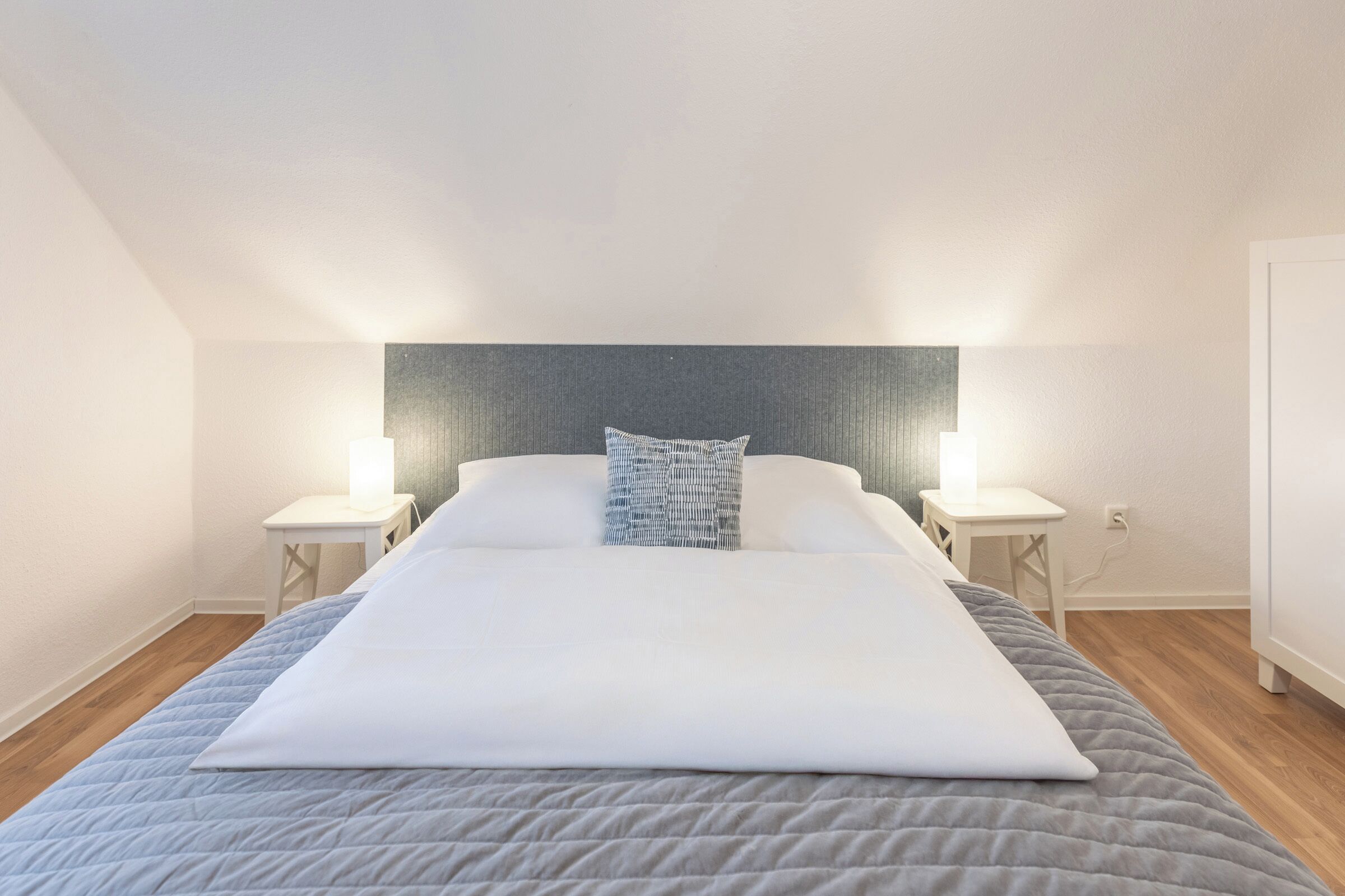 2 Schlafzimmer, Schreibtisch, Bügeleisen/Bügelbrett, Reisekinderbett