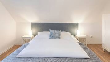 2 bedrooms, desk, iron/ironing board, travel crib