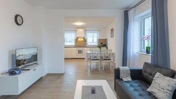 Fernseher, Bücher, Musikbibliothek, Stereoanlage