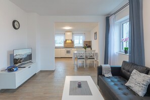 Tv, böcker, ett musikbibliotek och en stereo
