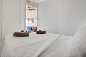 1 dormitorio, escritorio, tabla de planchar con plancha