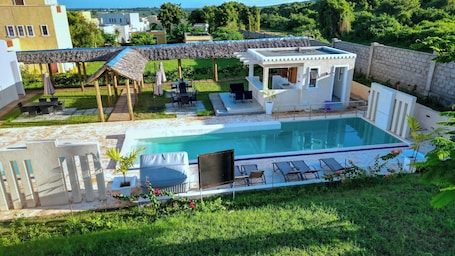 Una piscina al aire libre